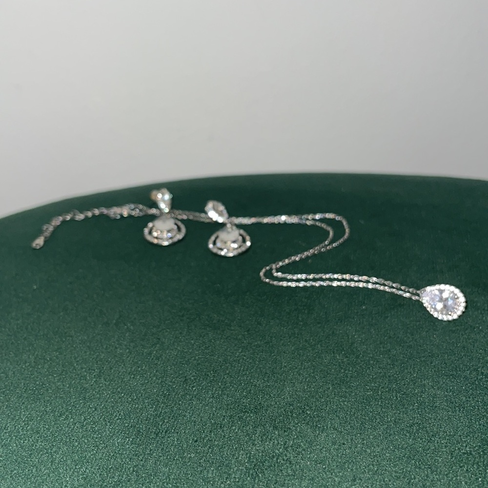 Costume wedding jewelry set with rhinestone in silver with adjustable neck lngth